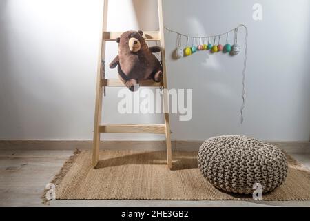 Frammento dell'interno della stanza dei bambini, decorato per Pasqua. Una  scala con un orso, una ghirlanda di uova finte colorate. Carta di Pasqua  Foto stock - Alamy