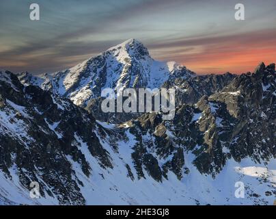 Paesaggio maestoso in alti Tatra. Vista sul monte Krivan in Slovacchia Foto Stock