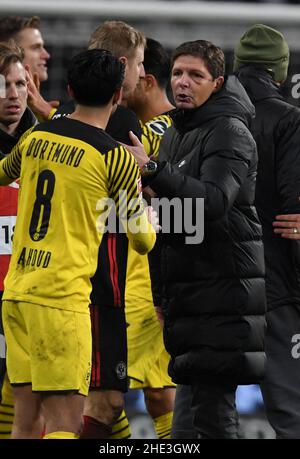 08 gennaio 2022, Hessen, Francoforte sul meno: Calcio: Bundesliga, Eintracht Francoforte - Borussia Dortmund, Matchday 18 al Deutsche Bank Park. Oliver Glasner (r), allenatore di Francoforte, si congratula con Mahmoud Dahoud, vincitore del premio Dortmund dopo la sconfitta delle 2:3. Foto: Arne Dedert/dpa - NOTA IMPORTANTE: In conformità con i requisiti della DFL Deutsche Fußball Liga e della DFB Deutscher Fußball-Bund, è vietato utilizzare o utilizzare fotografie scattate nello stadio e/o della partita sotto forma di immagini di sequenza e/o serie di foto video-simili. Foto Stock