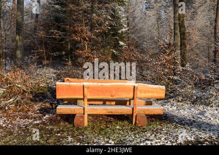 Panchine di legno e tavolo da picnic lungo un sentiero escursionistico nella campagna della regione di Westerwald, Renania-Palatinato, Germania, Europa Foto Stock