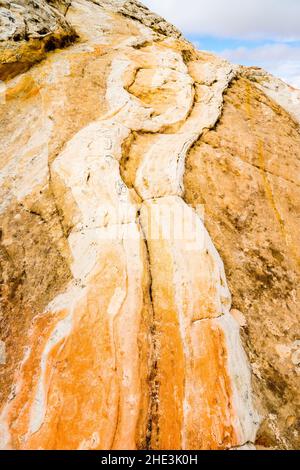 Formazione rocciosa che assomiglia a 2 persone che ballano al White Pocket Area Vermilion Cliffs National Monument, Arizona Foto Stock