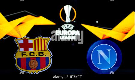 2 gennaio 2022 Siviglia, Spagna. Gli emblemi dei club calcistici della UEFA Europa League 1/16 finals FC Barcelona e S.S.C. Napoli contro il bac Foto Stock