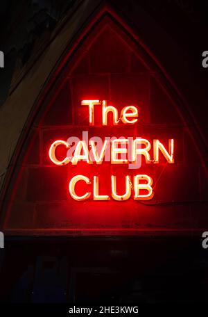Cartello al neon sopra l'entrata del famoso Beatles Club di Liverpool, il Cavern Club Foto Stock