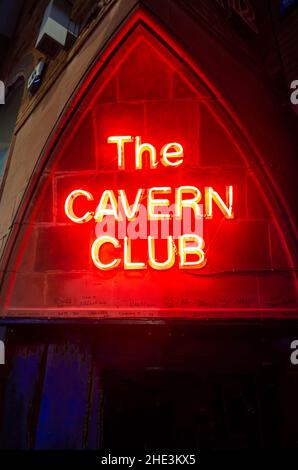 Cartello al neon sopra l'entrata del famoso Beatles Club di Liverpool, il Cavern Club Foto Stock