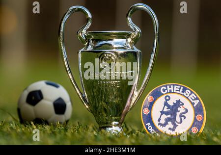 27 agosto 2021, Londra, Regno Unito. L'emblema del Chelsea F.C. e della UEFA Champions League Cup. Sul prato verde dello stad Foto Stock