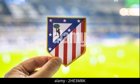 12 settembre 2021, Madrid, Spagna. L'emblema del club calcistico Atletico Madrid sullo sfondo di uno stadio moderno. Foto Stock