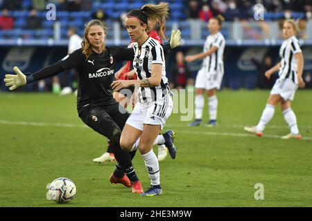 Frosinone, Italia. 08th Jan 2022. Barbara Bonansea della Juventus Women durante la finale della Supercoppa Italiana delle Donne tra F.C. Juventus e A.C. Milano allo Stadio Benito Stirpe il 8th gennaio 2022 a Frosinone, Italia. Credit: Live Media Publishing Group/Alamy Live News Foto Stock