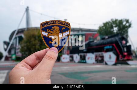 30 agosto 2021, Brescia, Italia. L'emblema del club calcistico Brescia Calcio sullo sfondo di uno stadio moderno. Foto Stock