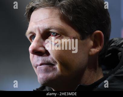 08 gennaio 2022, Hessen, Francoforte sul meno: Calcio: Bundesliga, Eintracht Francoforte - Borussia Dortmund, Matchday 18 al Deutsche Bank Park. Oliver Glasner, allenatore di Francoforte, che ha recentemente avuto un incidente con uno scooter elettronico, dà un'intervista TV dopo la sconfitta 2:3. Foto: Arne Dedert/dpa - NOTA IMPORTANTE: In conformità con i requisiti della DFL Deutsche Fußball Liga e della DFB Deutscher Fußball-Bund, è vietato utilizzare o utilizzare fotografie scattate nello stadio e/o della partita sotto forma di immagini di sequenza e/o serie di foto video-simili. Foto Stock