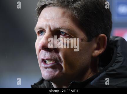 08 gennaio 2022, Hessen, Francoforte sul meno: Calcio: Bundesliga, Eintracht Francoforte - Borussia Dortmund, Matchday 18 al Deutsche Bank Park. Oliver Glasner, allenatore di Francoforte, che ha recentemente avuto un incidente con uno scooter elettronico, dà un'intervista TV dopo la sconfitta 2:3. Foto: Arne Dedert/dpa - NOTA IMPORTANTE: In conformità con i requisiti della DFL Deutsche Fußball Liga e della DFB Deutscher Fußball-Bund, è vietato utilizzare o utilizzare fotografie scattate nello stadio e/o della partita sotto forma di immagini di sequenza e/o serie di foto video-simili. Foto Stock