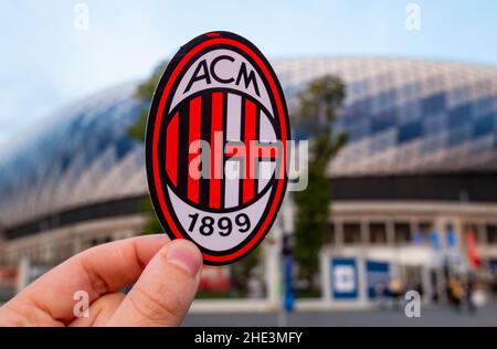 12 settembre 2021, Milano, Italia. L'emblema del A.C.. La squadra di calcio di Milano sullo sfondo di uno stadio moderno. Foto Stock