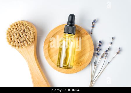 set di cosmetici naturali biologici con olio essenziale di lavanda e accessori da bagno su sfondo bianco. Consumo sostenibile. Mockup senza marchio Foto Stock