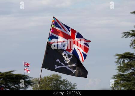 Bandiera dell'Unione su una bandiera dei pirati Jolly Roger con bandiera di San Giorgio sullo sfondo Foto Stock