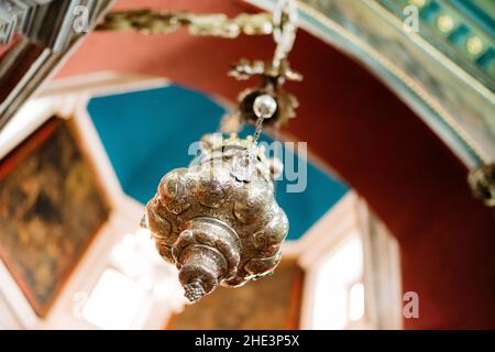 Il censitore è appeso ad una catena nella Chiesa di nostra Signora delle rocce Foto Stock