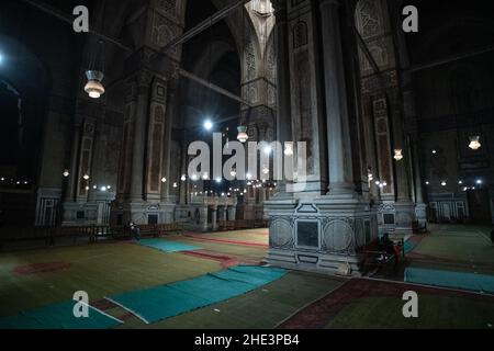 La sala di preghiera interna con colonne di marmo e luci pensili nella Moschea al-Rifai al Cairo, Egitto. Foto Stock