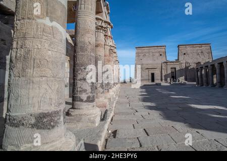 Le colonne in pietra e il cortile dell'antico complesso dei templi di Philae, un sito patrimonio dell'umanità dell'UNESCO in Egitto. Foto Stock