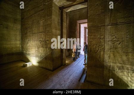 I visitatori entrano nel santuario, casa di Iside, presso il complesso di templi di Philae vicino Assuan, Egitto. Foto Stock