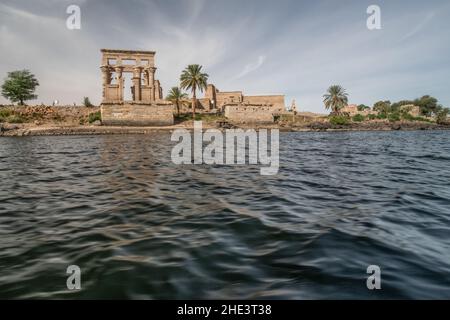 Il chiosco di Traiano, una porzione di epoca romana del complesso del tempio di Philae vicino ad Assuan, Egpyt visto dall'acqua. Foto Stock