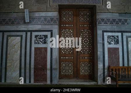 I sontuosi interni della moschea al-Rifai al Cairo Egitto, con pareti in marmo e porte riccamente decorate. Foto Stock