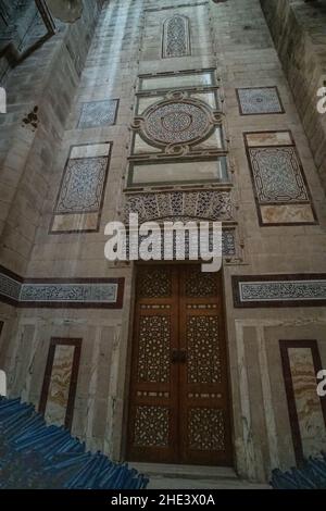 I sontuosi interni della moschea al-Rifai al Cairo Egitto, con pareti in marmo e porte riccamente decorate. Foto Stock