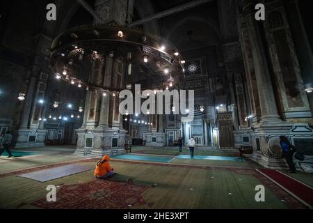 L'enorme sala di preghiera interna con luci pensili e colonne di marmo della moschea di al Rifai nel quartiere storico del Cairo, Egitto. Foto Stock