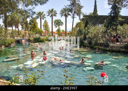 Le sacre piscine di Apollo, Hierapolis, provincia di Denizli, Repubblica di Türkiye Foto Stock