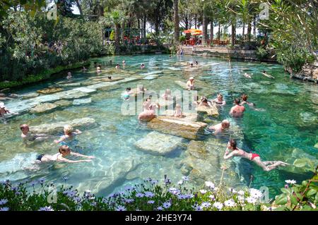 Le sacre piscine di Apollo, Hierapolis, provincia di Denizli, Repubblica di Türkiye Foto Stock