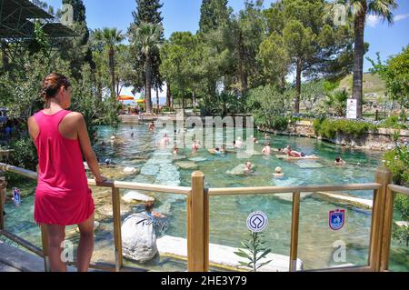 Le sacre piscine di Apollo, Hierapolis, provincia di Denizli, Repubblica di Türkiye Foto Stock