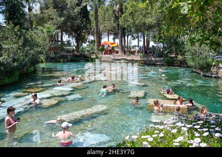 Le sacre piscine di Apollo, Hierapolis, provincia di Denizli, Repubblica di Türkiye Foto Stock