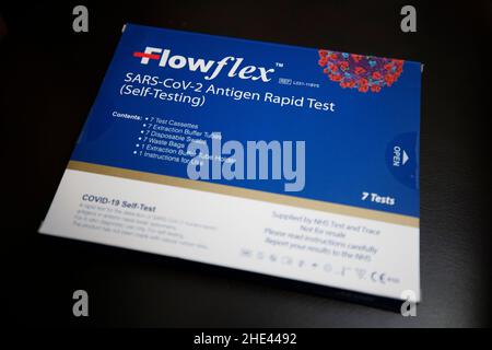 Kit per test di flusso laterale per Coronavirus Covid 19. Flowflex SARS-COV-2 Antigen Rapid Test (test autodiagnostico) Foto Stock