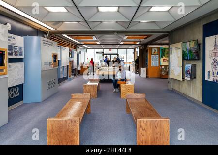 I turisti esplorano il centro visitatori di Bonneville Lock & Dam; il fiume Columbia ai confini dello stato di Washington & Oregon; gli Stati Uniti Foto Stock