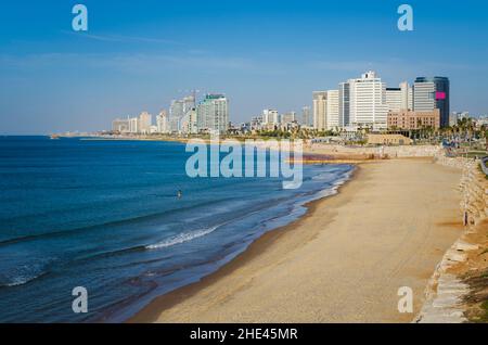 Giornata rilassante in una delle spiagge di Tel-Aviv. Godetevi il sole facendo una passeggiata sul lungomare o lungo la spiaggia. Brezza mediterranea ed edifici alti. Foto Stock