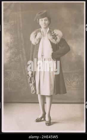 Roxanna Cogburn Davis, mano su hip, indossare pellicce collard cappotto e cappello, a piena lunghezza ritratto in studio, rivolto verso la parte anteriore Foto Stock