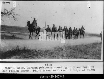 Roye (Francia). Prigionieri tedeschi che marciavano in gabbia di prigione sotto scorta francese, a sud-ovest di Roye a Camp de Caesar, 10 settembre 1918 Foto Stock