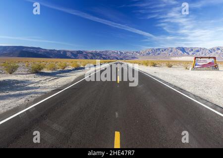 Cartello da tavolo Panamint Valley Road all'ingresso del Death Valley National Park California USA, Distant Desert and Mountains on Blue Skyline Foto Stock