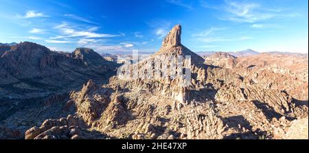 Vista panoramica della formazione Weavers Needle Rock. Superstition Mountains Desert Wilderness Fremont Saddle Peralta Canyon Hiking Trail Phoenix, Arizona Foto Stock