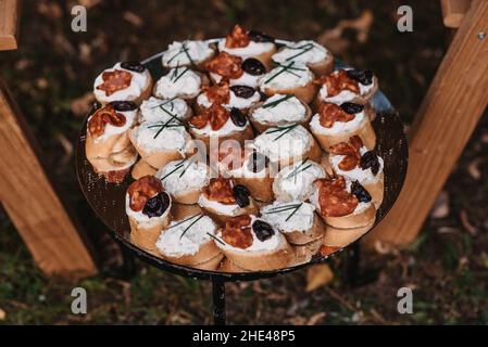 Primo piano di gustosi mini sandwich con formaggio caserario e pepperoni Foto Stock
