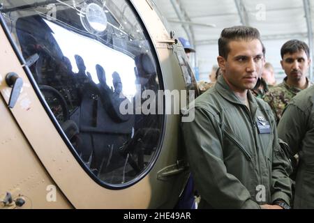 Il comandante RS visita TAAC-Air, vede enormi progressi nel successo dei combattimenti e la competenza del pilota afghano 170622 Foto Stock