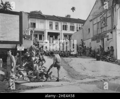 Campagna malese, 1941-1942. Truppe britanniche arrese a Singapore prese come prigionieri di guerra dall'invasore dell'esercito imperiale giapponese, circa febbraio 1942. Foto Stock