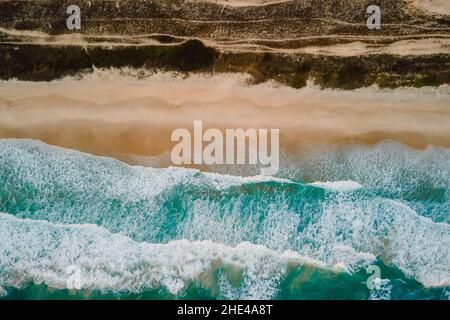 Spiaggia di sabbia con mare turchese e onde. Vista aerea Foto Stock