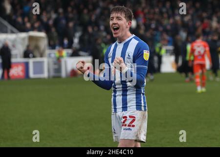 HARTLEPOOL, REGNO UNITO. GENNAIO 8th Tom Crawford di Hartlepool United festeggia dopo la vittoria del 2-1 nella partita di fa Cup tra Hartlepool United e Blackpool a Victoria Park, Hartlepool sabato 8th gennaio 2022. (Credit: Mark Fletcher | MI News) Credit: MI News & Sport /Alamy Live News Foto Stock