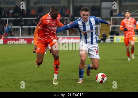 HARTLEPOOL, REGNO UNITO. GEN 8th Luke Molyneux di Hartlepool United in azione con Dujon Sterling di Blackpool durante la partita di fa Cup tra Hartlepool United e Blackpool a Victoria Park, Hartlepool sabato 8th gennaio 2022. (Credit: Mark Fletcher | MI News) Credit: MI News & Sport /Alamy Live News Foto Stock