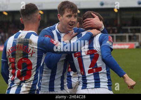 HARTLEPOOL, REGNO UNITO. JAN 8th Joe Gray di Hartlepool United festeggia con i suoi compagni di squadra dopo aver segnato il secondo gol durante la partita di fa Cup tra Hartlepool United e Blackpool a Victoria Park, Hartlepool sabato 8th gennaio 2022. (Credit: Mark Fletcher | MI News) Credit: MI News & Sport /Alamy Live News Foto Stock