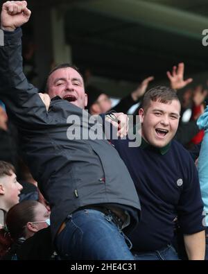 HARTLEPOOL, REGNO UNITO. JAN 8th i tifosi di Hartlepool United festeggiano dopo la partita di fa Cup tra Hartlepool United e Blackpool al Victoria Park di Hartlepool sabato 8th gennaio 2022. (Credit: Mark Fletcher | MI News) Credit: MI News & Sport /Alamy Live News Foto Stock