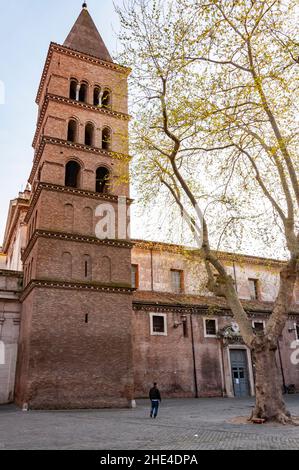 Basilica di San Crisogono (IV sec.) con campanile del XII secolo. Roma, Italya Foto Stock