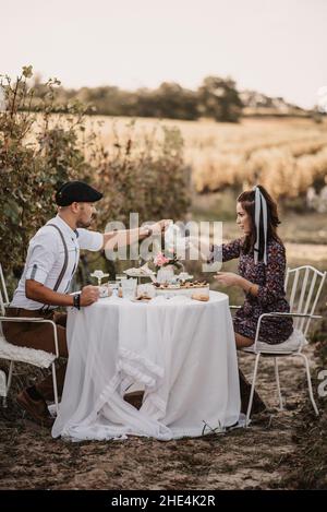 Foto verticale di una coppia felice gustando la colazione all'aperto Foto Stock