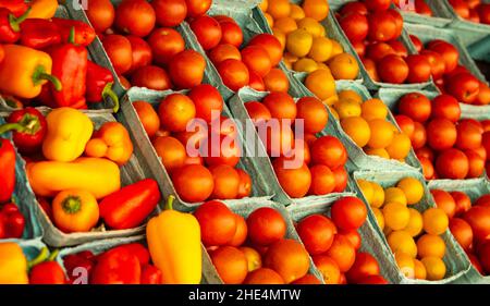 pomodori e peperoni in vendita in cesti al mercato agricolo in autunno Foto Stock
