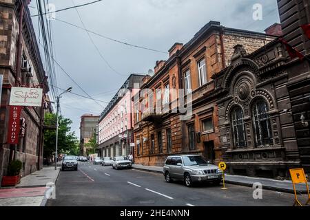 La facciata esterna dei vecchi edifici in un quartiere storico di Yerevan, Armenia Foto Stock