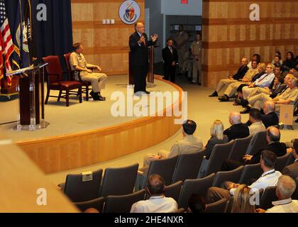 Rudy Giuliani, ex sindaco di New York, parla con i marinai e i dipendenti degli Stati Uniti con Naval Sea Systems Command (NAVSEA) presso la National Defense University a Fort Lesley J. McNair, D.C., 31 ottobre 2013 131031 Foto Stock