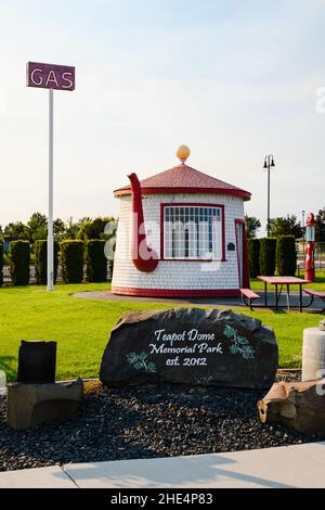 Zillah, WA, USA - 09 agosto 2021; Teapot Dome Memorial Park a Zillah Washington con segnaletica ed ex distributore di benzina novità Foto Stock